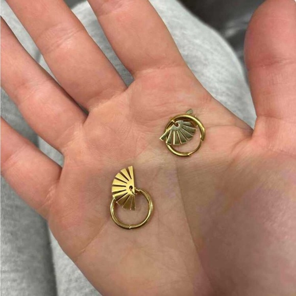 ✨2 for $30✨ Sunburst Hoops Gold Plated Fan Hoop Earring Detachable - Picture 7 of 8